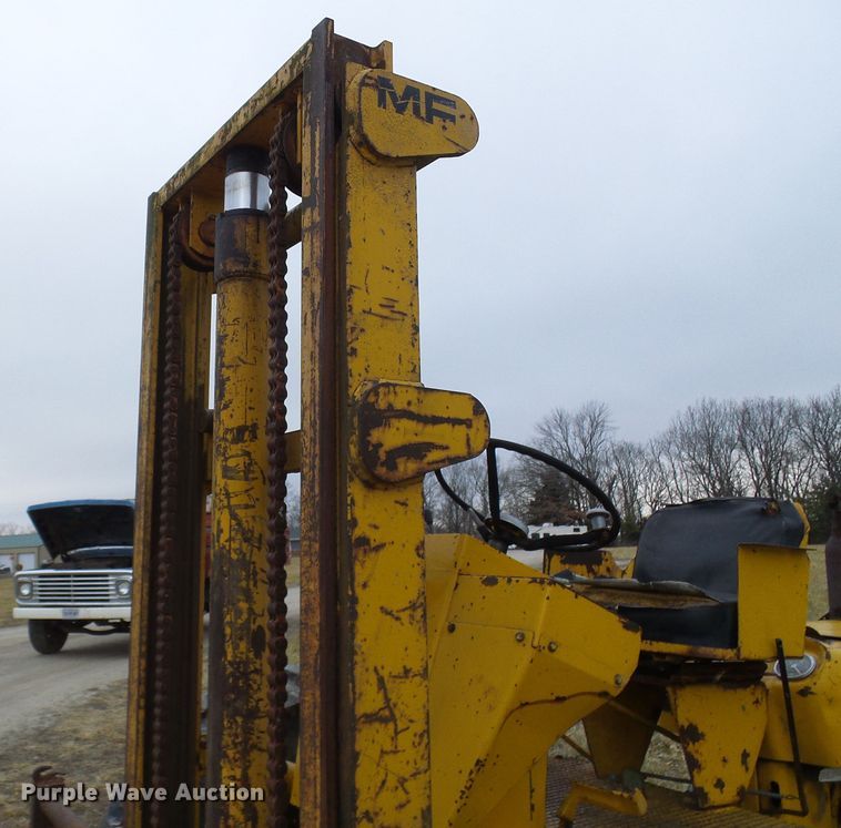 image for item DC2821 Massey Ferguson MF2200  forklift