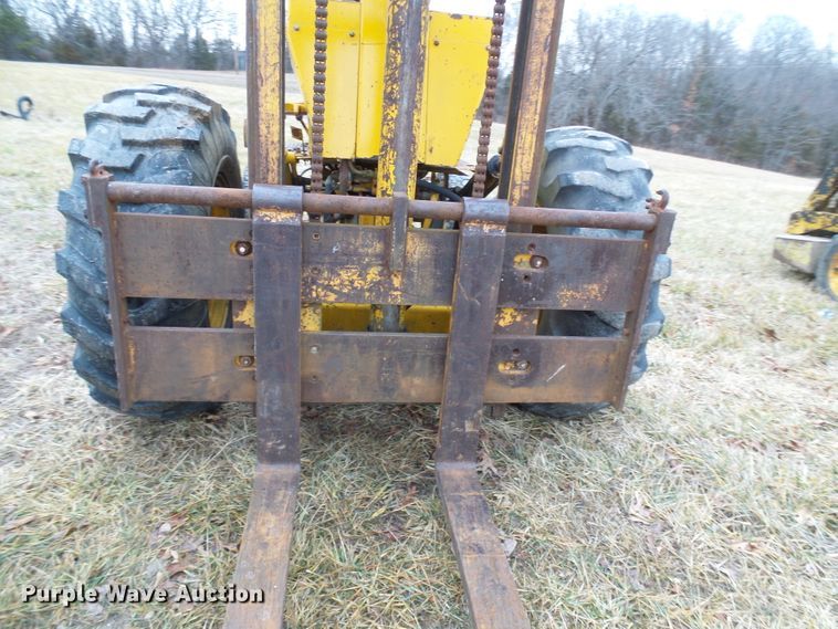 image for item DC2821 Massey Ferguson MF2200  forklift