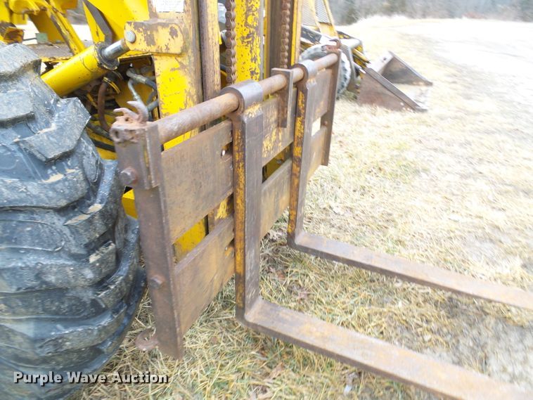 image for item DC2821 Massey Ferguson MF2200  forklift