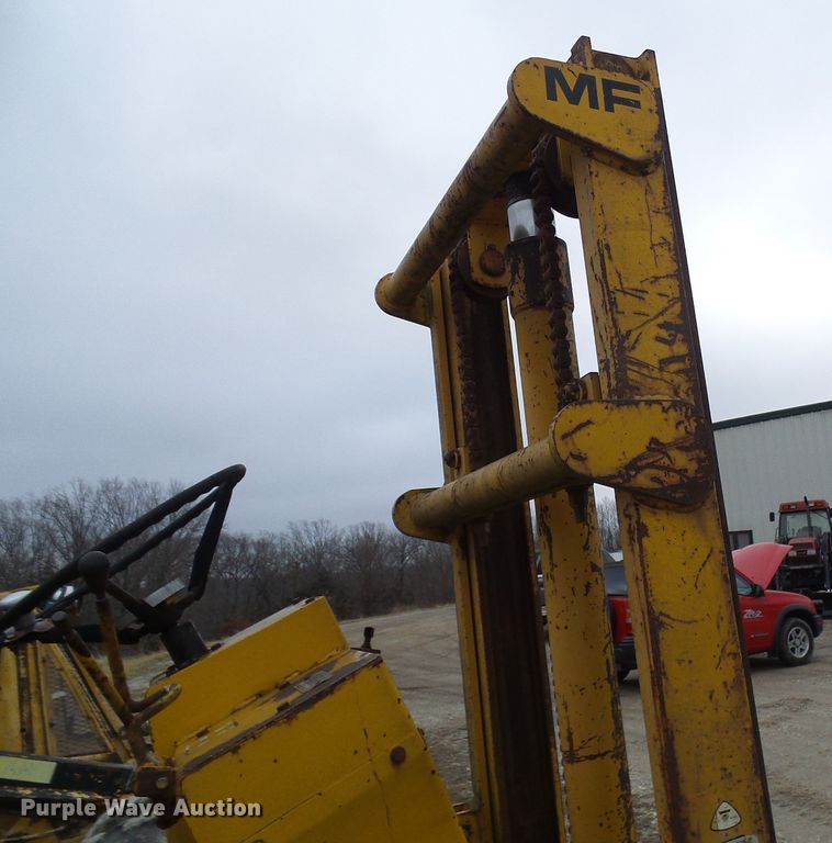 image for item DC2821 Massey Ferguson MF2200  forklift