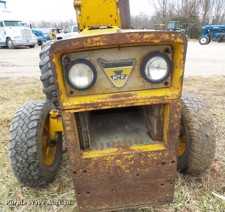 image for item DC2821 Massey Ferguson MF2200  forklift