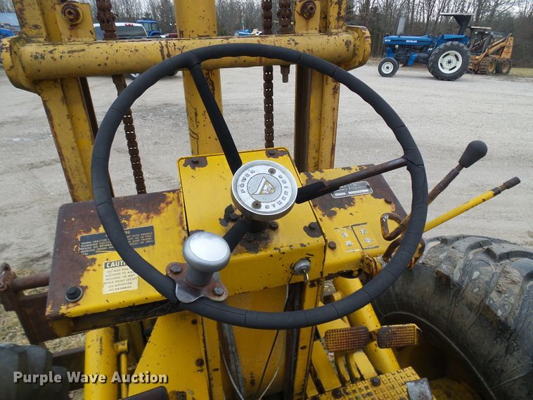 image for item DC2821 Massey Ferguson MF2200  forklift