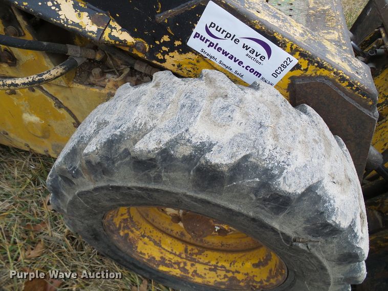 image for item DC2822 1976 New Holland L775  skid steer loader