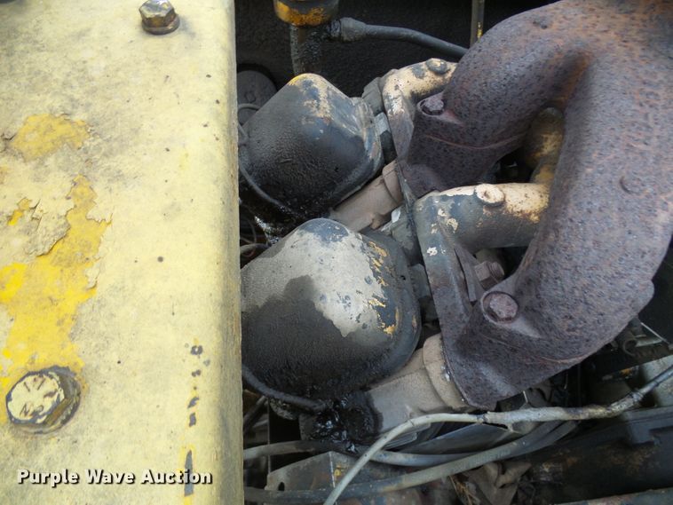 image for item DC2822 1976 New Holland L775  skid steer loader