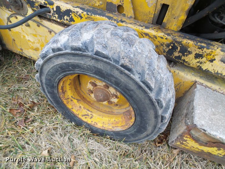 image for item DC2822 1976 New Holland L775  skid steer loader