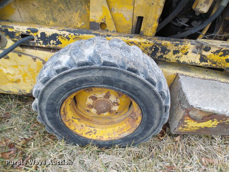 image for item DC2822 1976 New Holland L775  skid steer loader