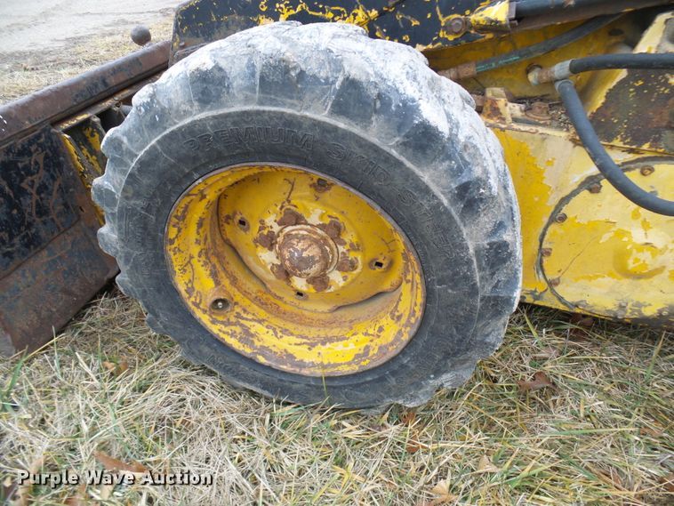 image for item DC2822 1976 New Holland L775  skid steer loader