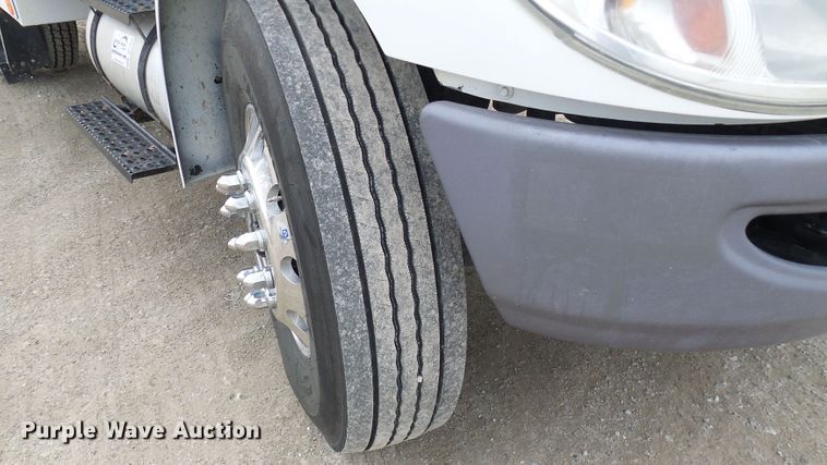 image for item DC2833 2013 International 4300  service truck