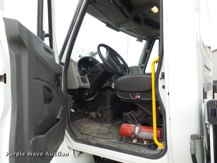 image for item DC2833 2013 International 4300  service truck