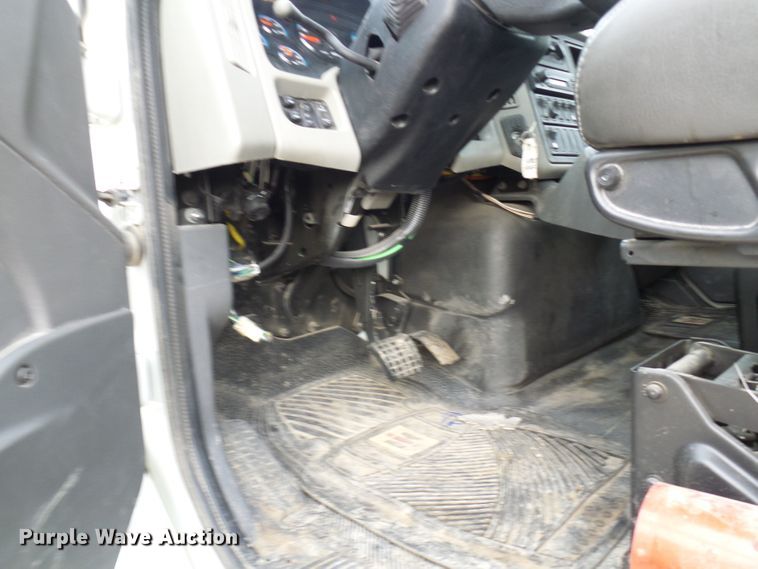 image for item DC2833 2013 International 4300  service truck