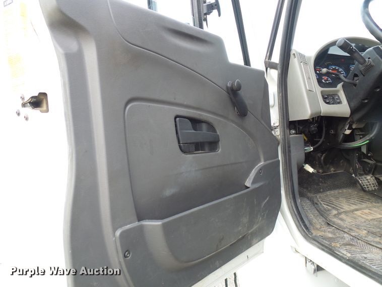image for item DC2833 2013 International 4300  service truck
