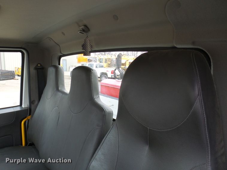 image for item DC2833 2013 International 4300  service truck