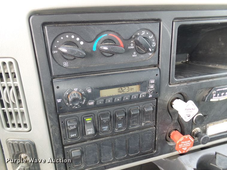 image for item DC2833 2013 International 4300  service truck