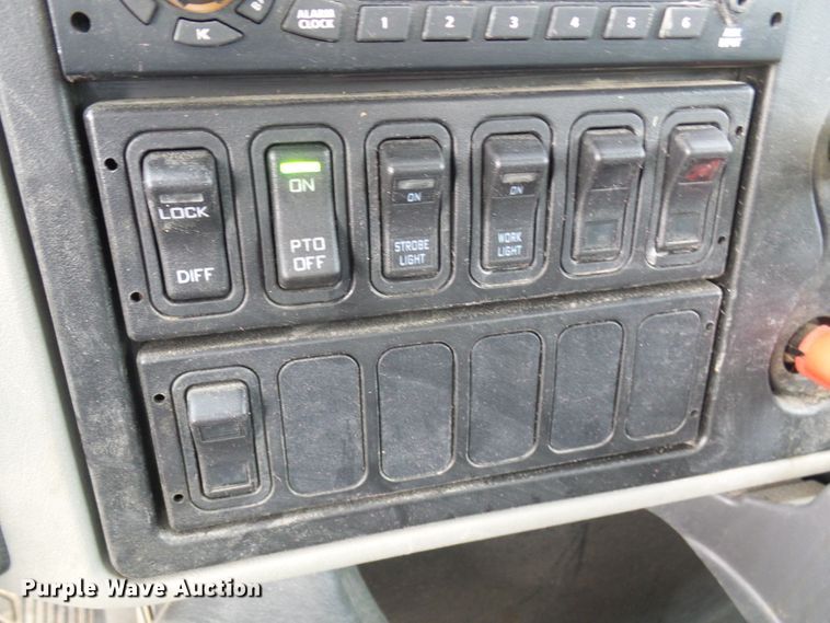 image for item DC2833 2013 International 4300  service truck