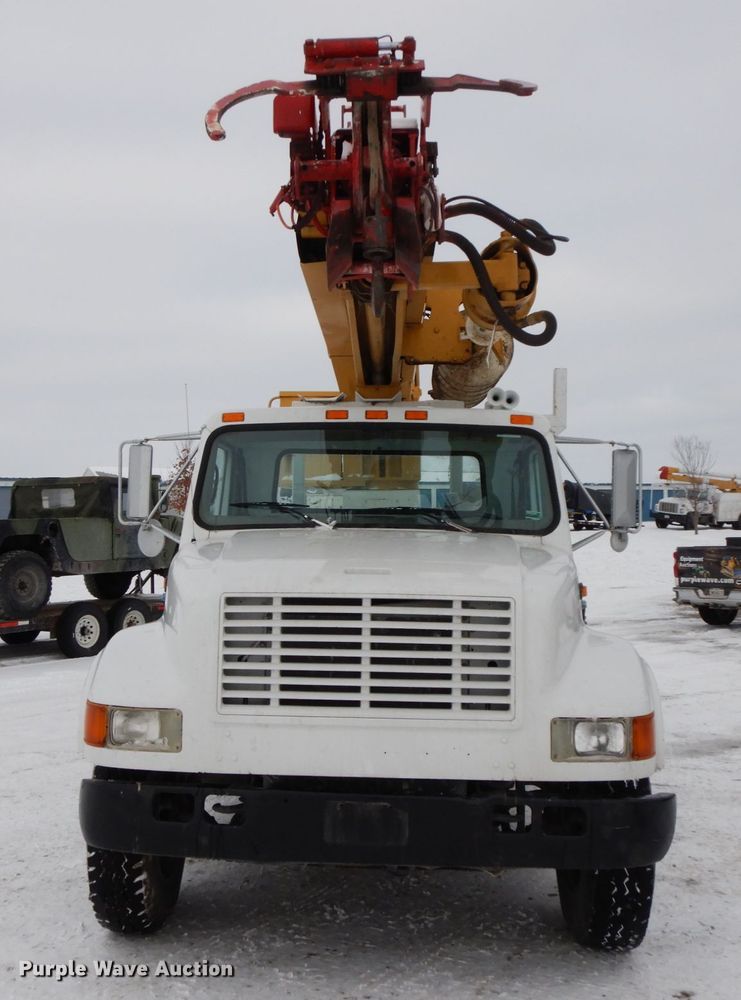 image for item DF6360 1999 International 4700  digger derrick truck