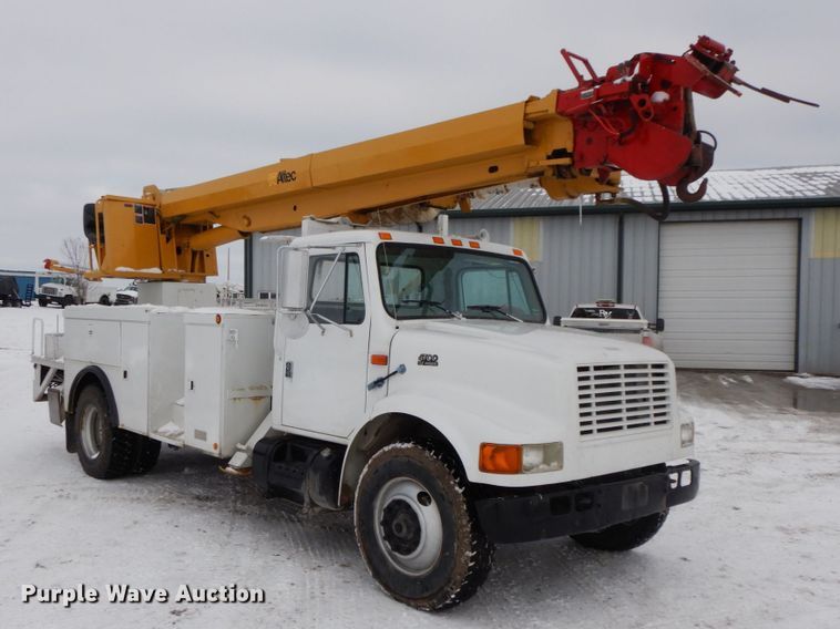 image for item DF6360 1999 International 4700  digger derrick truck