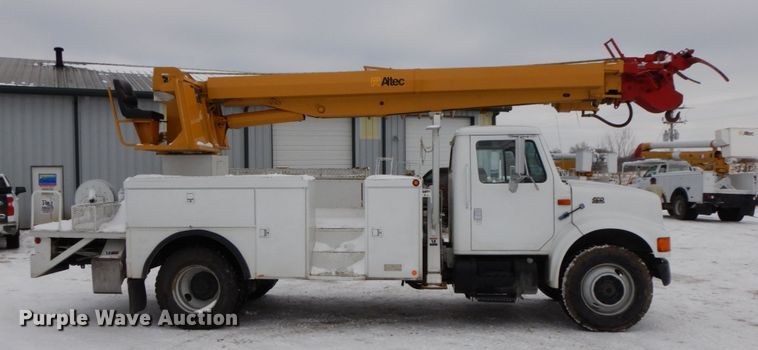 image for item DF6360 1999 International 4700  digger derrick truck
