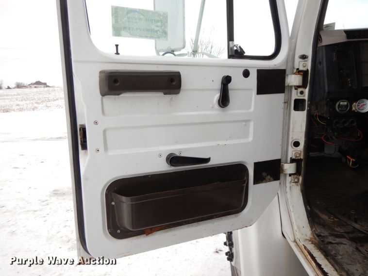 image for item DF6360 1999 International 4700  digger derrick truck