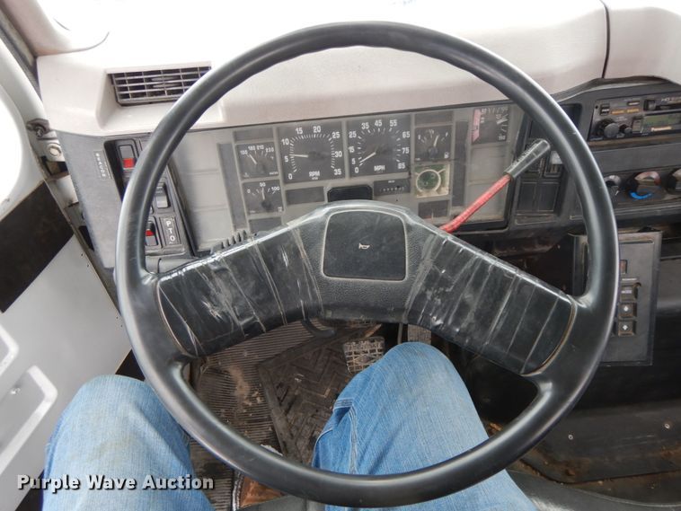 image for item DF6360 1999 International 4700  digger derrick truck