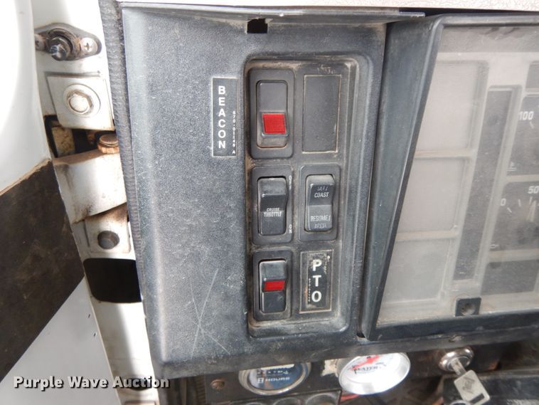 image for item DF6360 1999 International 4700  digger derrick truck