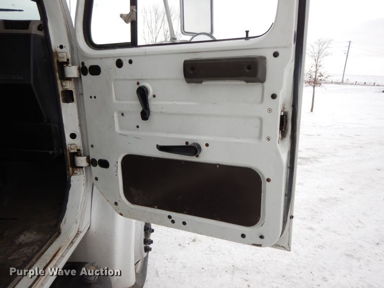 image for item DF6360 1999 International 4700  digger derrick truck