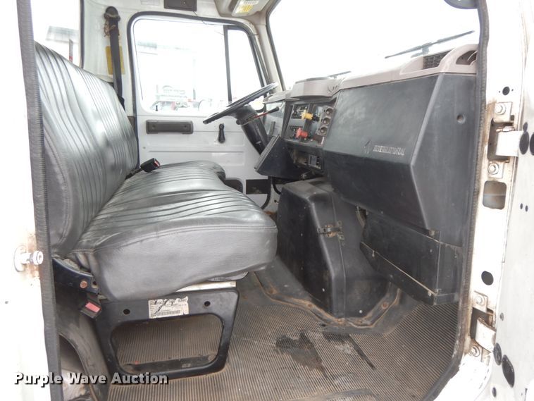 image for item DF6360 1999 International 4700  digger derrick truck