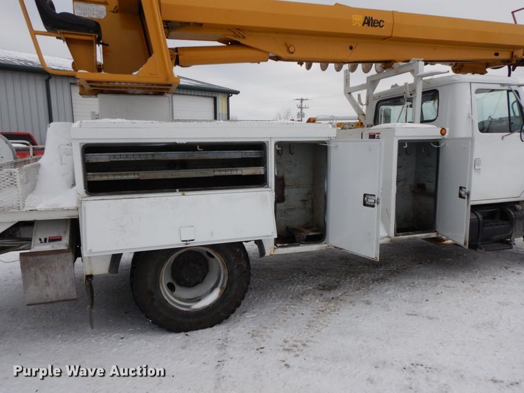 image for item DF6360 1999 International 4700  digger derrick truck