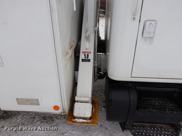 image for item DF6360 1999 International 4700  digger derrick truck