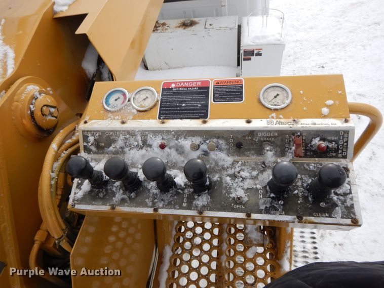 image for item DF6360 1999 International 4700  digger derrick truck