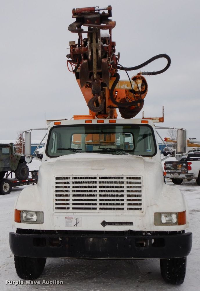 image for item DF6361 2000 International 4700  digger derrick truck