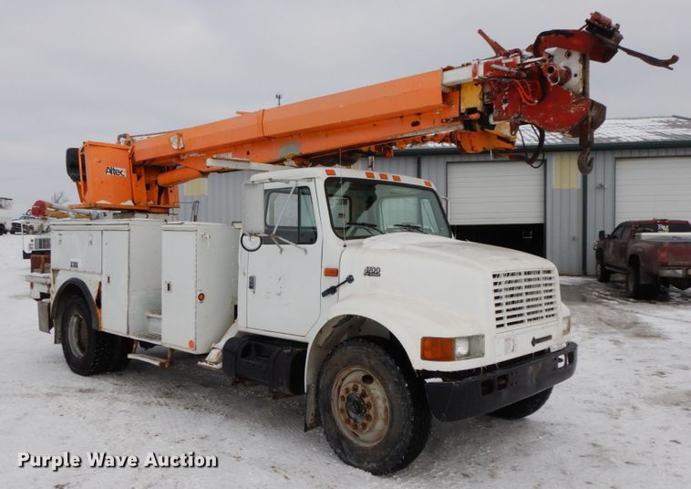 image for item DF6361 2000 International 4700  digger derrick truck