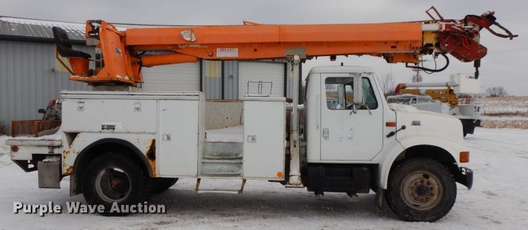 image for item DF6361 2000 International 4700  digger derrick truck