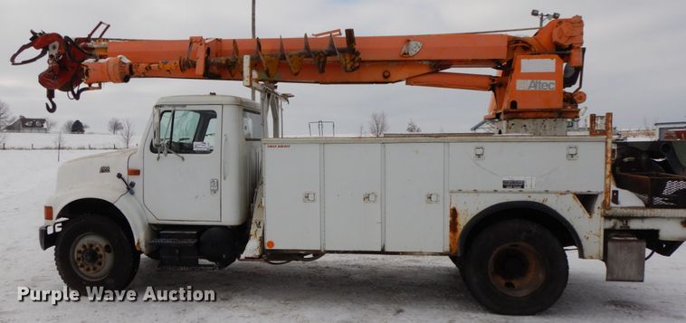 image for item DF6361 2000 International 4700  digger derrick truck