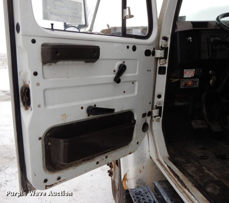 image for item DF6361 2000 International 4700  digger derrick truck