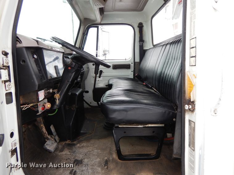 image for item DF6361 2000 International 4700  digger derrick truck