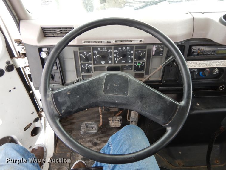 image for item DF6361 2000 International 4700  digger derrick truck