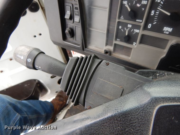 image for item DF6361 2000 International 4700  digger derrick truck