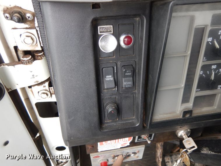 image for item DF6361 2000 International 4700  digger derrick truck