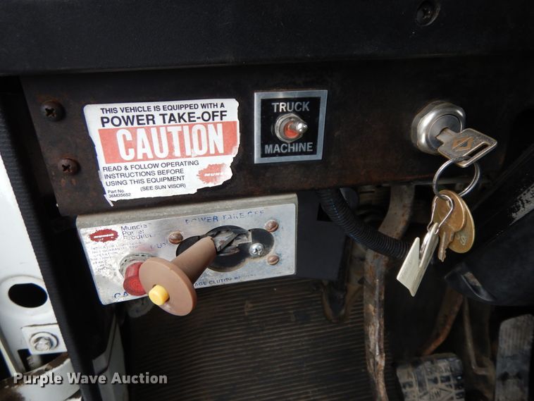 image for item DF6361 2000 International 4700  digger derrick truck