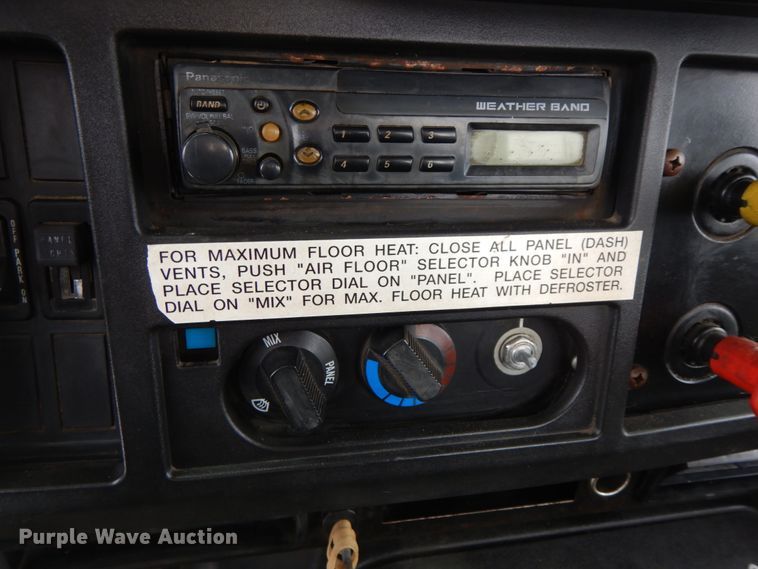 image for item DF6361 2000 International 4700  digger derrick truck