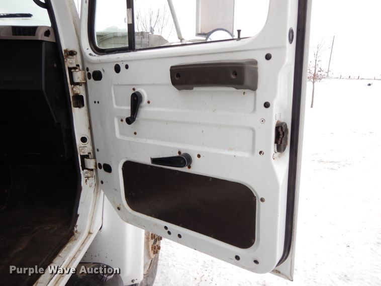 image for item DF6361 2000 International 4700  digger derrick truck