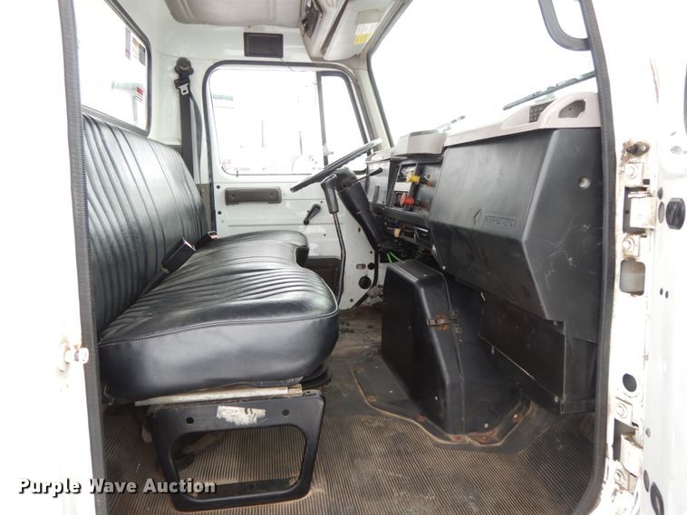 image for item DF6361 2000 International 4700  digger derrick truck