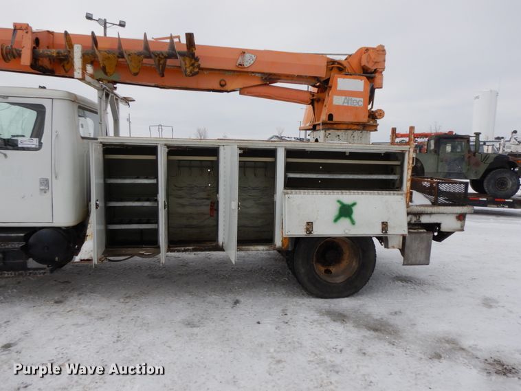 image for item DF6361 2000 International 4700  digger derrick truck