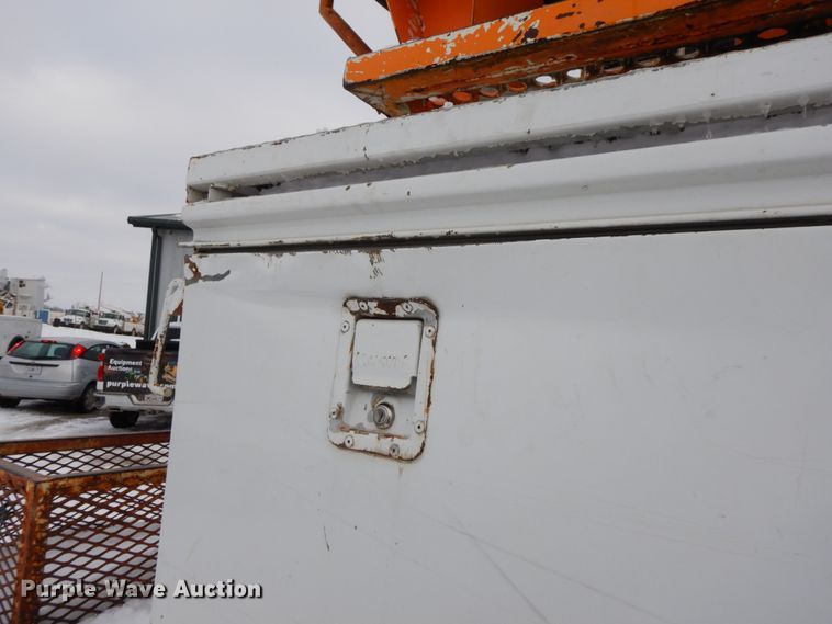 image for item DF6361 2000 International 4700  digger derrick truck