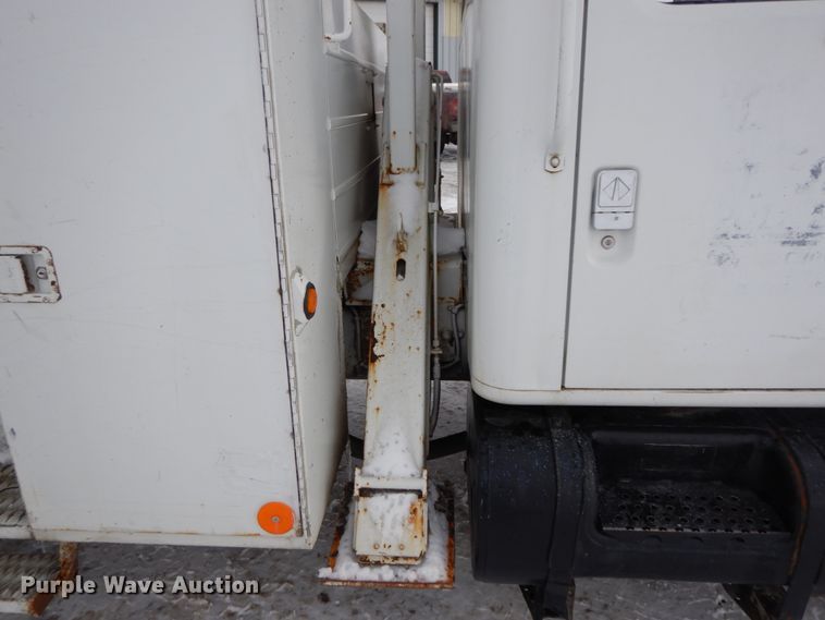 image for item DF6361 2000 International 4700  digger derrick truck