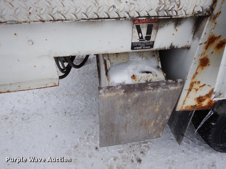 image for item DF6361 2000 International 4700  digger derrick truck