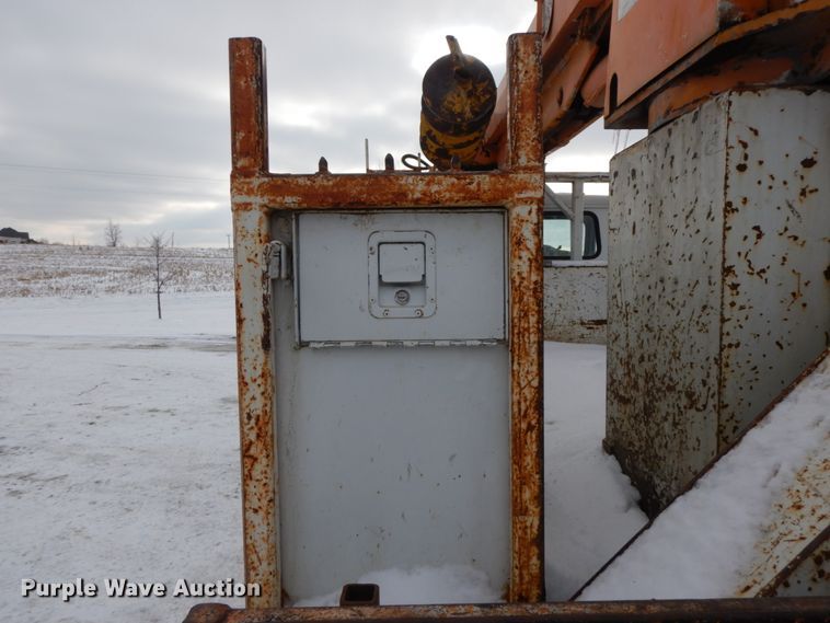 image for item DF6361 2000 International 4700  digger derrick truck