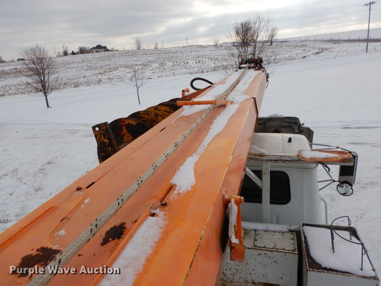 image for item DF6361 2000 International 4700  digger derrick truck