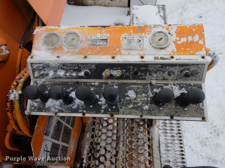 image for item DF6361 2000 International 4700  digger derrick truck