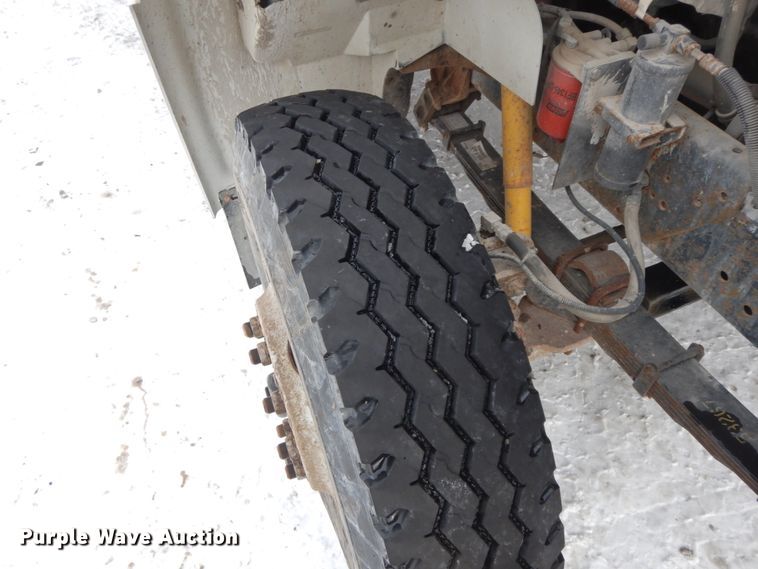 image for item DF6361 2000 International 4700  digger derrick truck